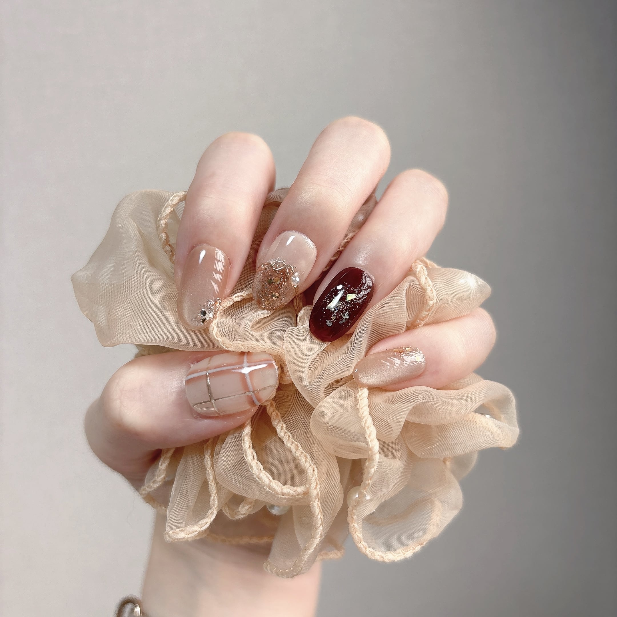 649】ミディアム オーバル／XY209 繰り返し使えるネイルチップ | 指先