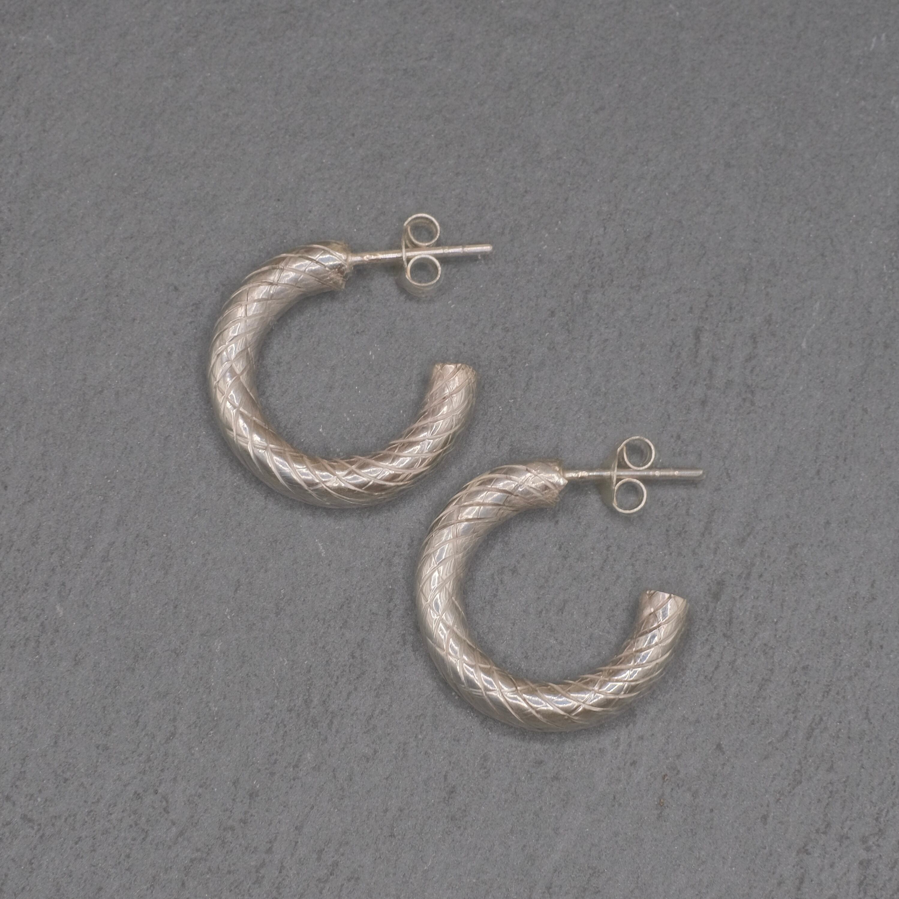 シルバー925 Silver 彫り込みフープピアス/軽研磨仕上げ/両耳