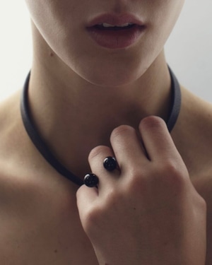 Color sling ring / Saskia Diez