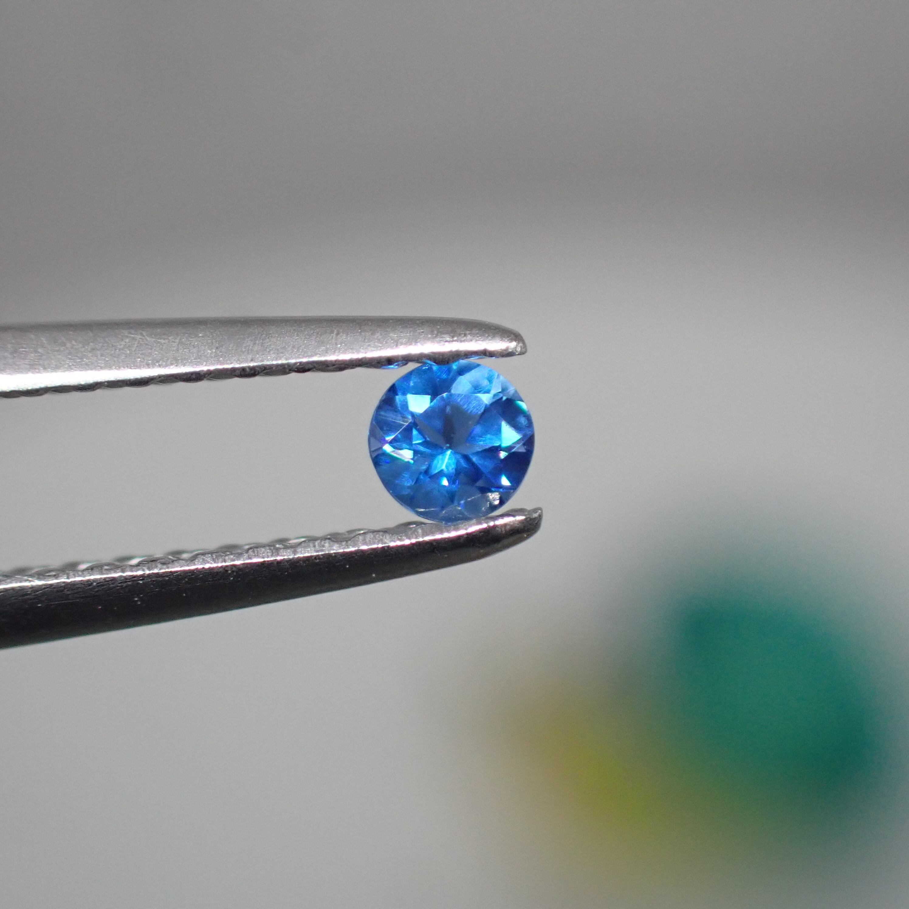ネオン感◎美しい水色系アウイナイト 0.065ct | 宝石ルース販売 