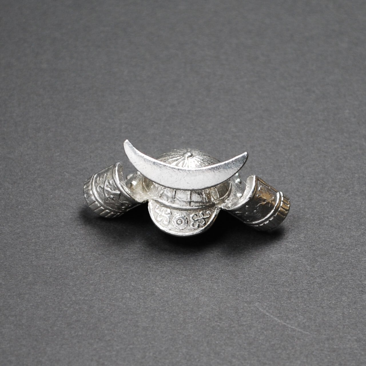 銀製刀型置物 木製スタンド付き 銀製刀型置物 木製スタンド付き