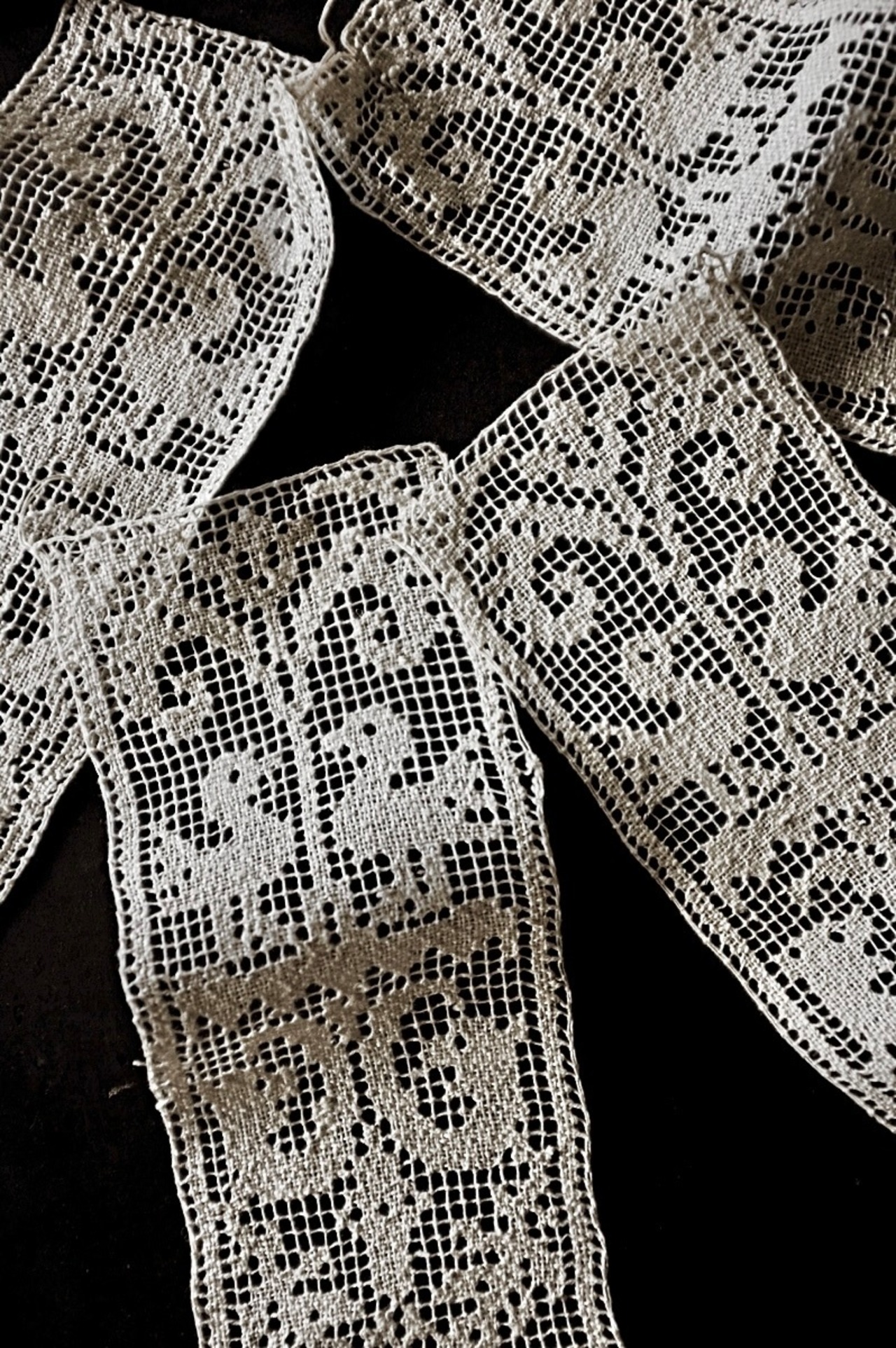 19世紀 フランス リネン 鳥と魚と薔薇と カンデラブルムのあるゴシック的ハンドワークフィレレースモチーフ アンティーク