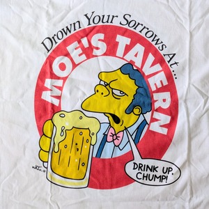【 ザ・シンプソンズ（The Simpsons）】Moe's Tavern モーのバーTシャツ / モー・シズラック〚アメリカン雑貨 アメトイ〛
