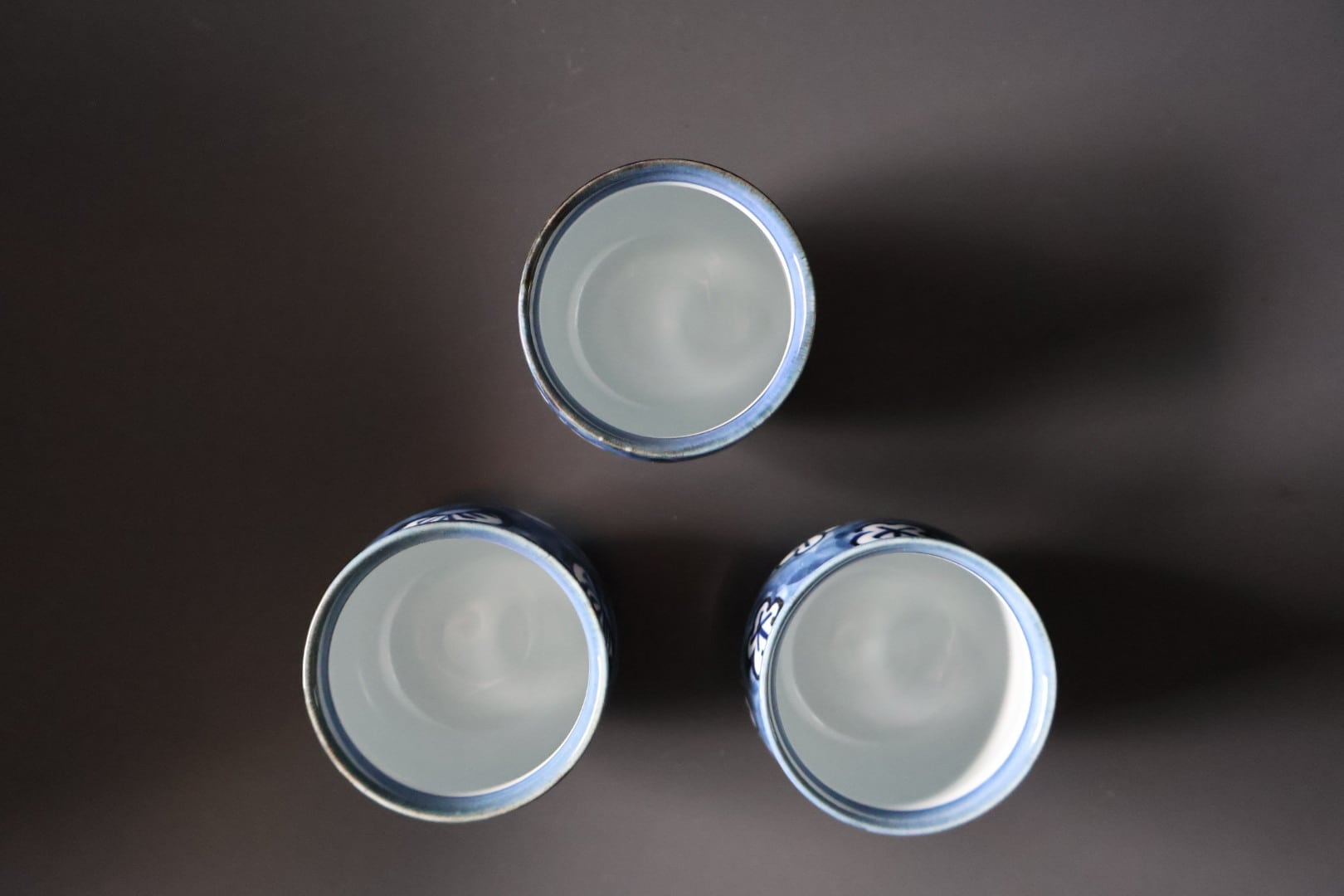 有田焼 源右衛門窯 古染風松竹梅 盃 三客 | うつわ通販 土岐陶器店