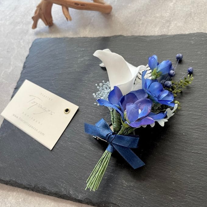 白いカラーの花束のようなブーケコサージュ 再販30回以上 | florist