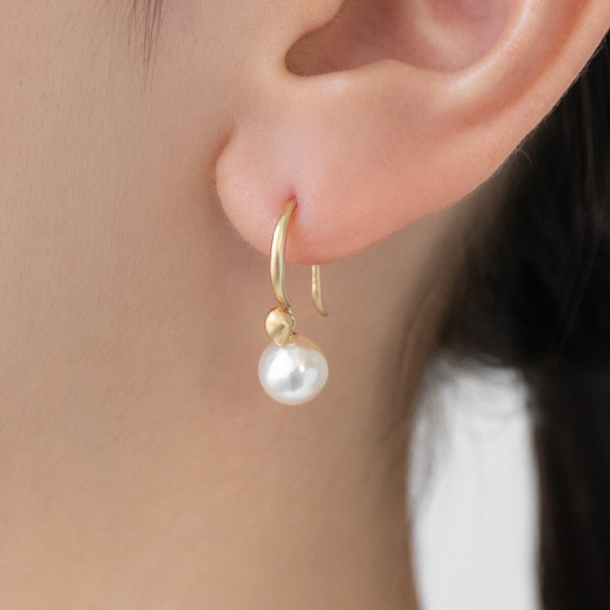 Akoya baroque pearl hook pierce 〈White〉 | anapnoe