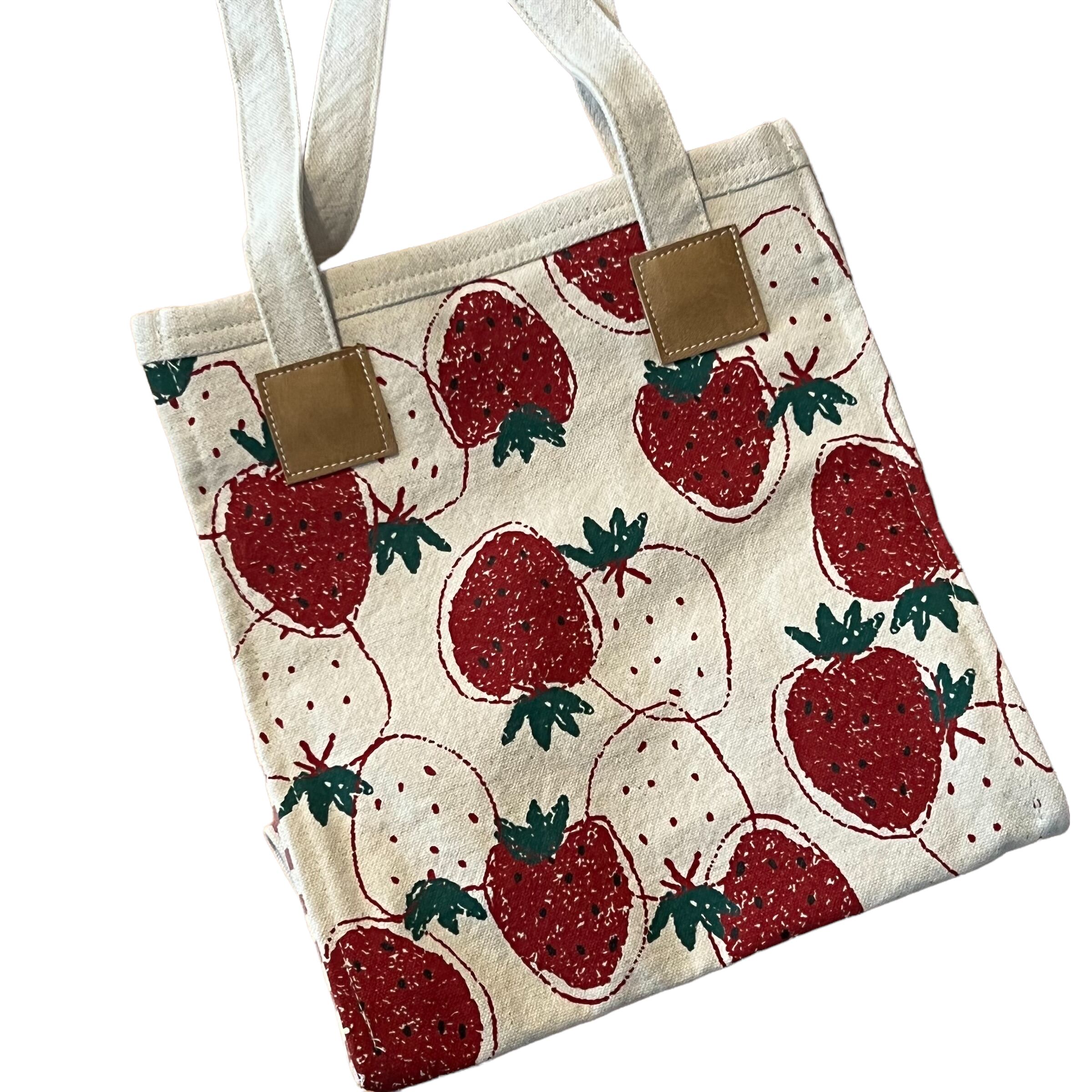 クロネコのたまイチゴ柄トートバッグ
