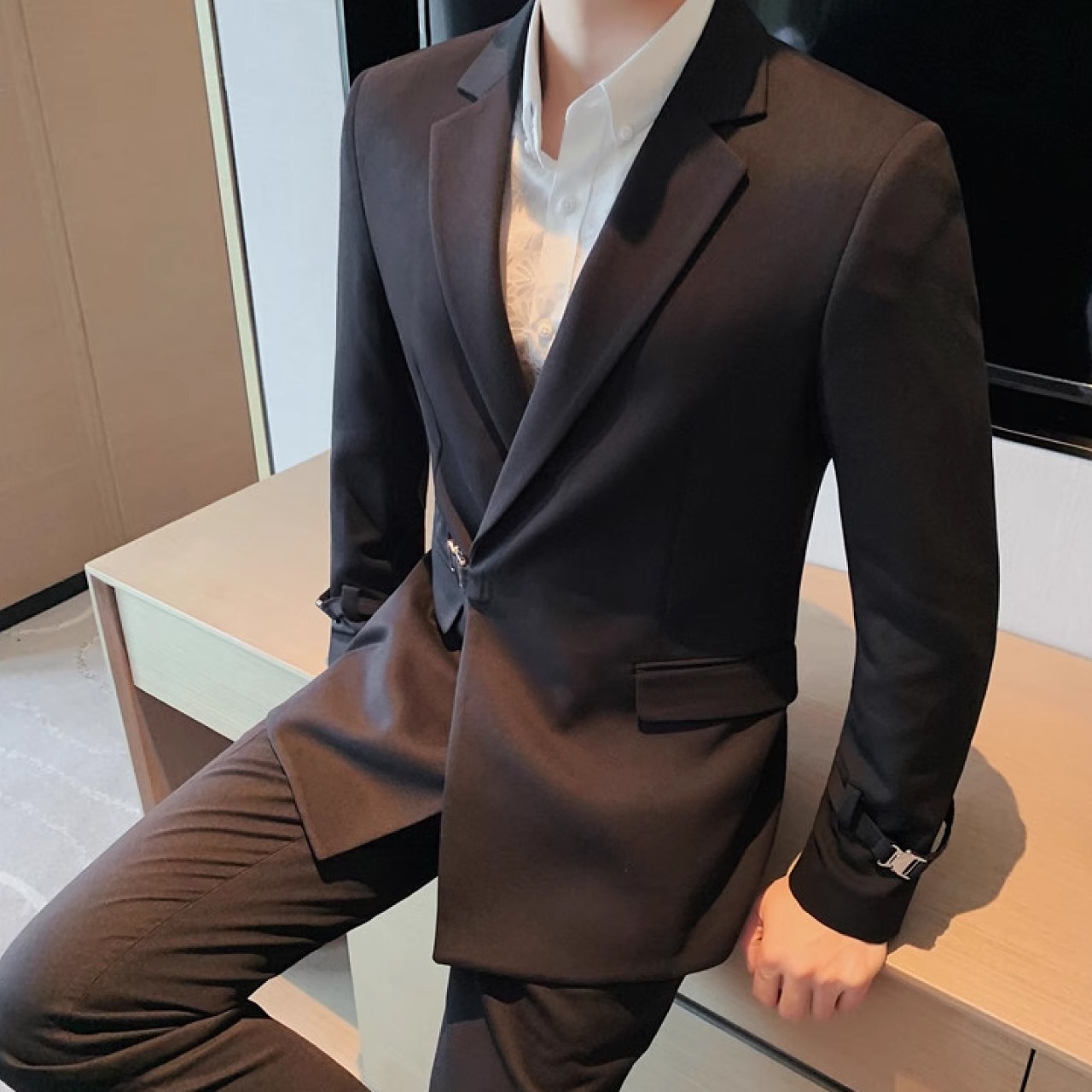 英国風の上品さとエレガンスを兼ね備えたサイドボタンスーツ　SU026