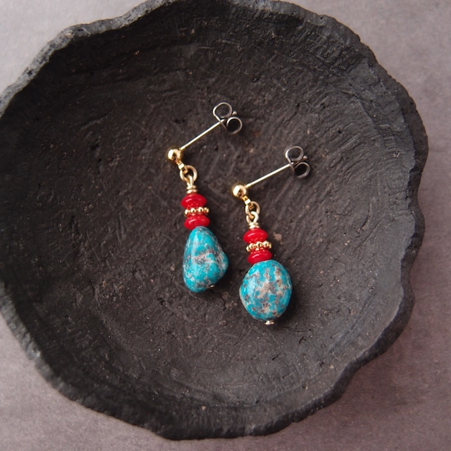 【Titanium】Turquoise × Red Coral Earrings／ターコイズ ミニピアス（赤）