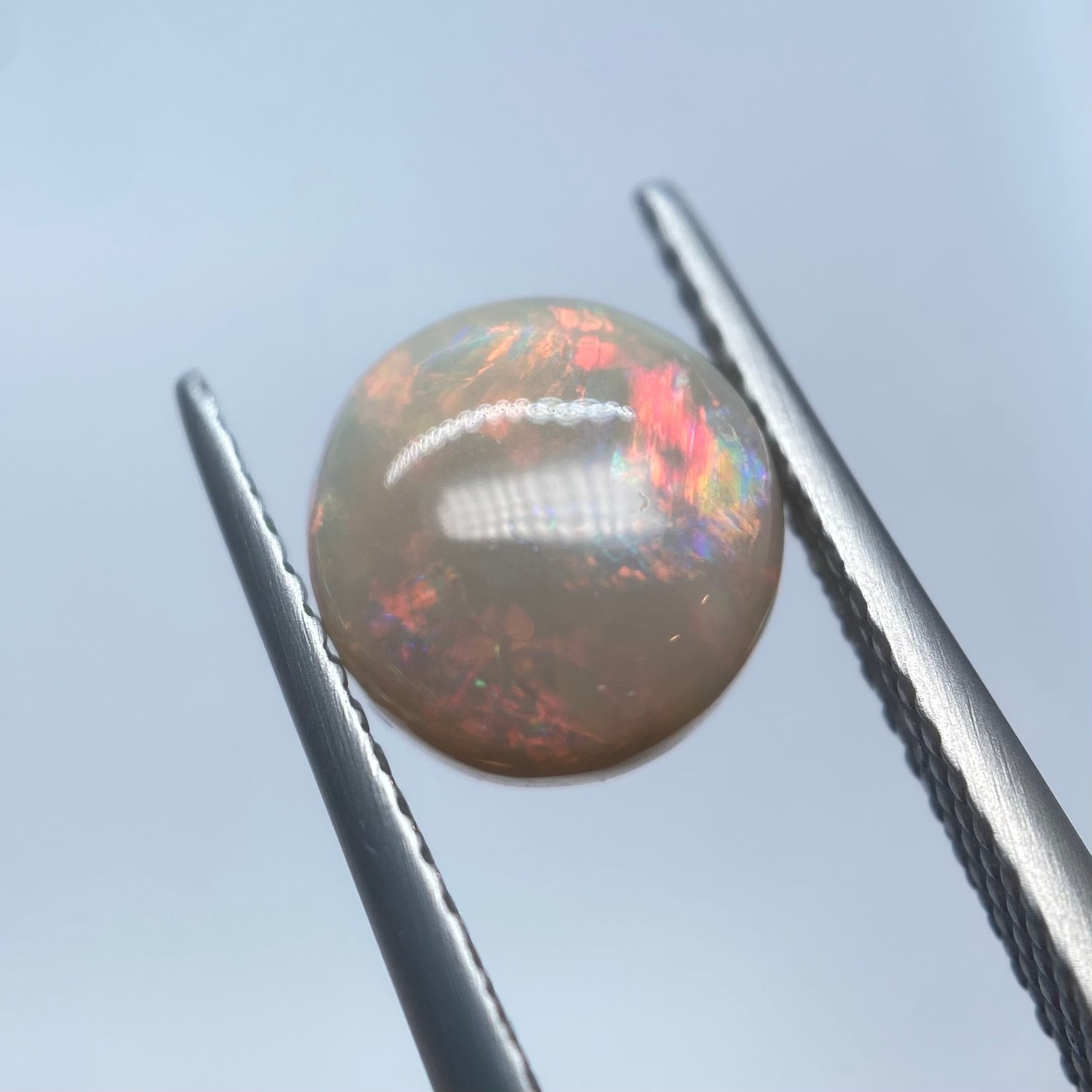 繊細な遊色のまんまるオパール
