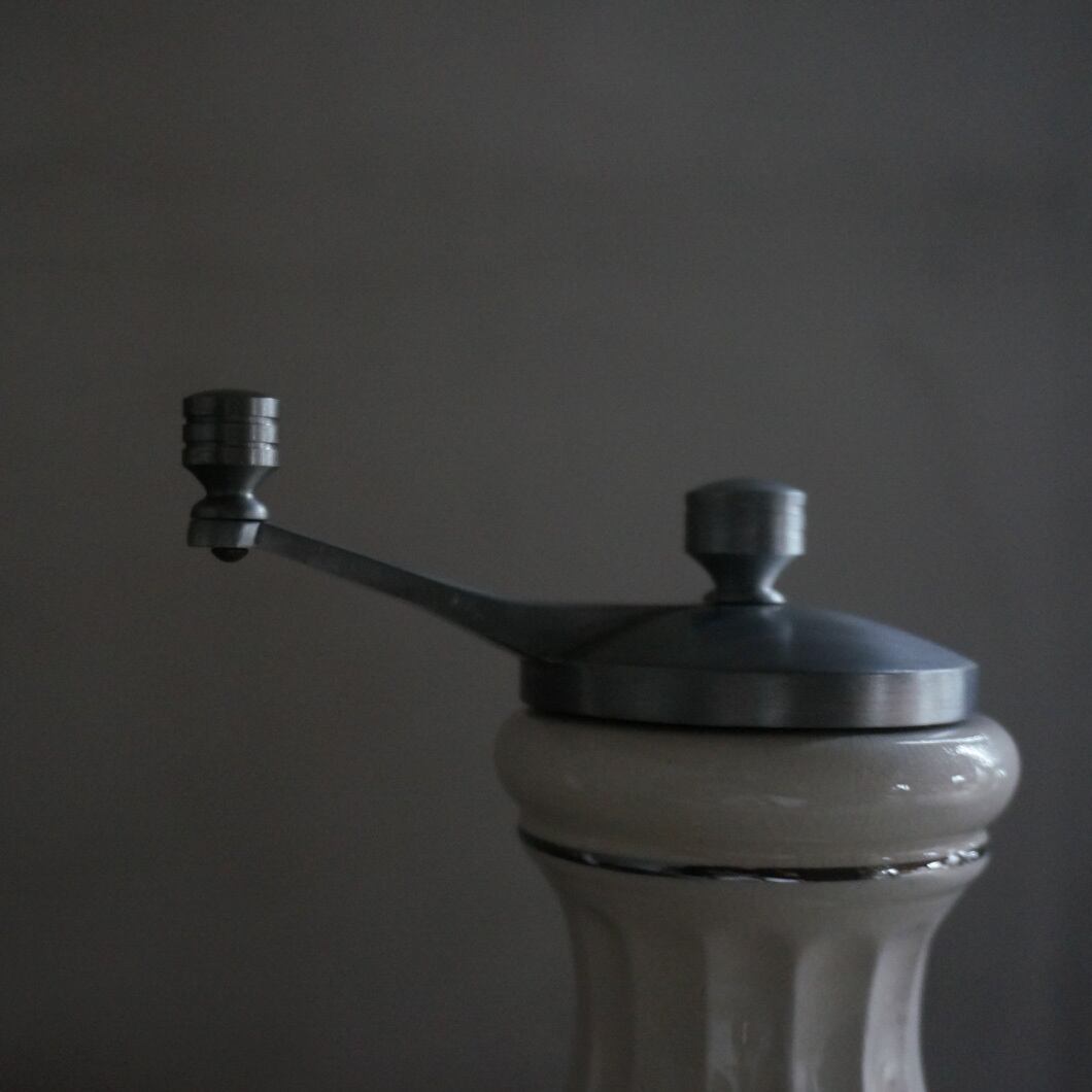 古い国産の陶器ペッパーミルとソルトシェーカー