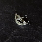 ドイツアンティークジュエリー シルバー935 レッドアイ ツバメとクレセント(三日月)ブローチ