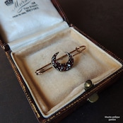 アンティークジュエリー 天然パイロープガーネット タイニークレセント(三日月) ピンブローチ(ソーティングメモ付)