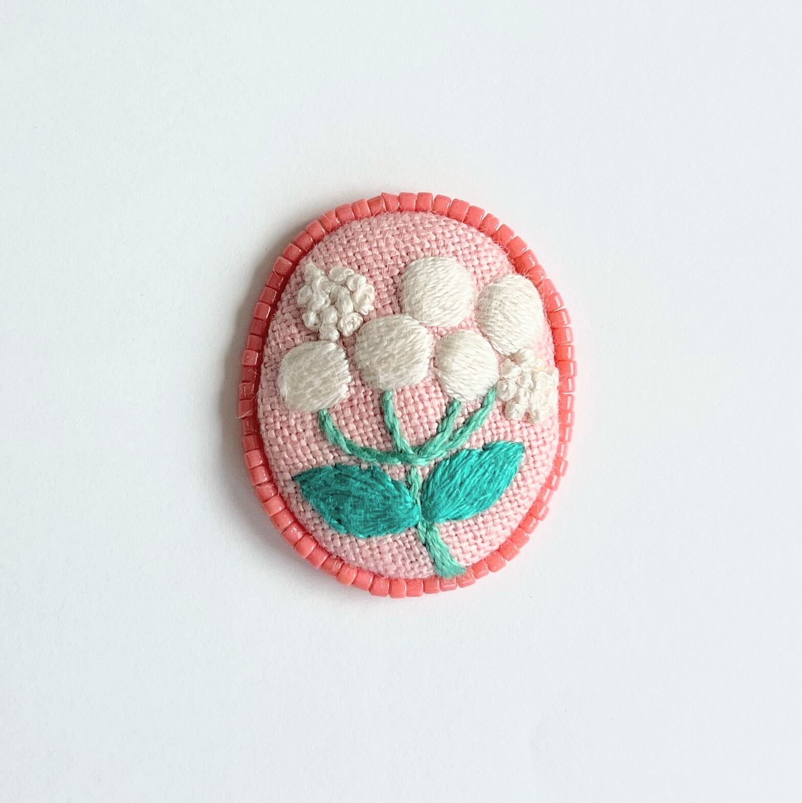 ビーズで飾った草花のミニ刺繍ブローチ【botanical】#327 | j.couture