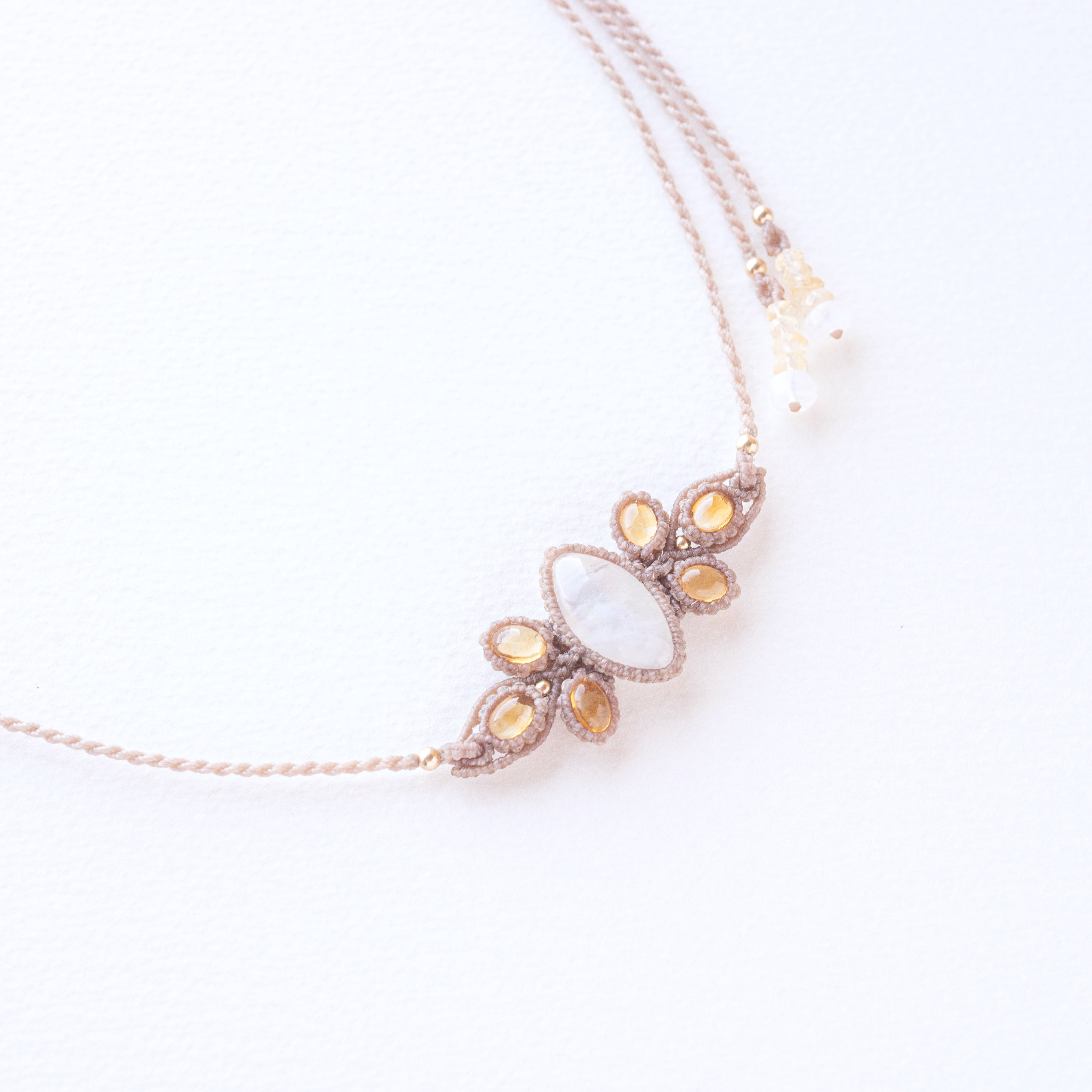 ムーンストーンとシトリンのマクラメ編み 天然石ネックレス ムーンストーンとシトリンのマクラメ編み 天然石ネックレス | SHANTi WALA