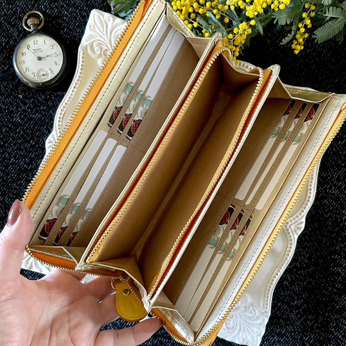 革のミモザ色チョコ長財布（金の包み紙） | キッサ・ティールームス