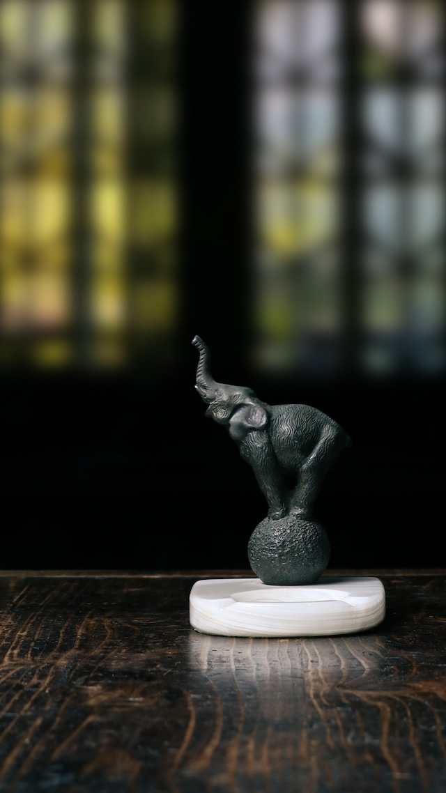 1930s Art Deco Style Circus Elephant and Onyx Ashtray 1930s Art Deco Style Circus Elephant and Onyx Ashtray