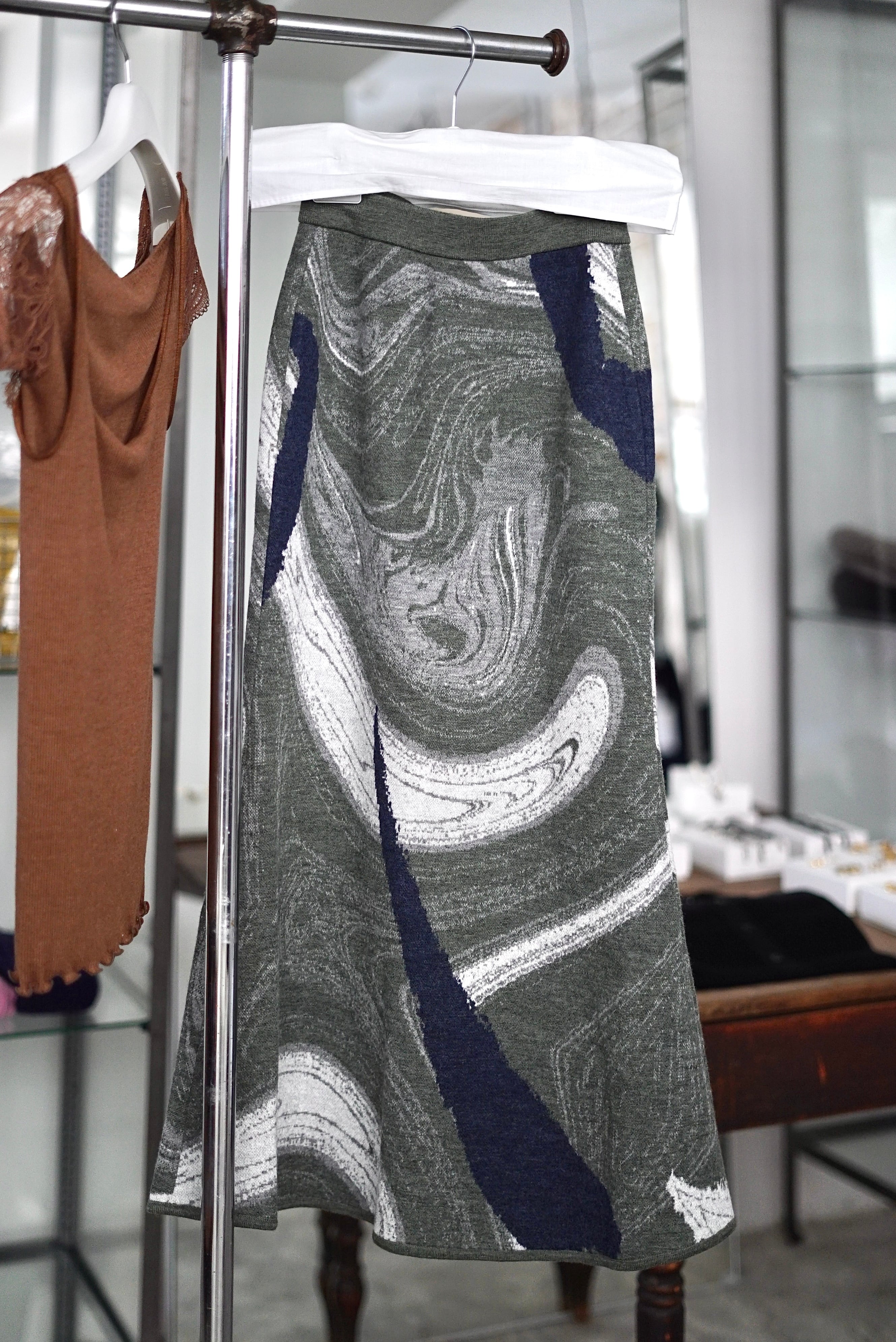 Mame Kurogouchi / Marble Pattern Knitted Skirt (BROWN / KHAKI