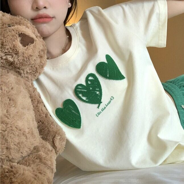 トップス レディース Tシャツ カットソー シャツ 半袖 ラウンドネック かわいい 大人可愛い きれいめ カジュアル おしゃれ お洒落 おとな ナチュラル こなれ感 ラブリー キュート ガーリー レトロ 爽やか 主役級 存在感 ハート 学生 通学 デート お出かけ カフェ巡り お買い物 M L XL アプリコット 夏 10代 20代 30代 40代 ママ 韓国 韓国系 着回し 普段使い ファッション コーデ トレンド 流行 インスタ映え 送料無料