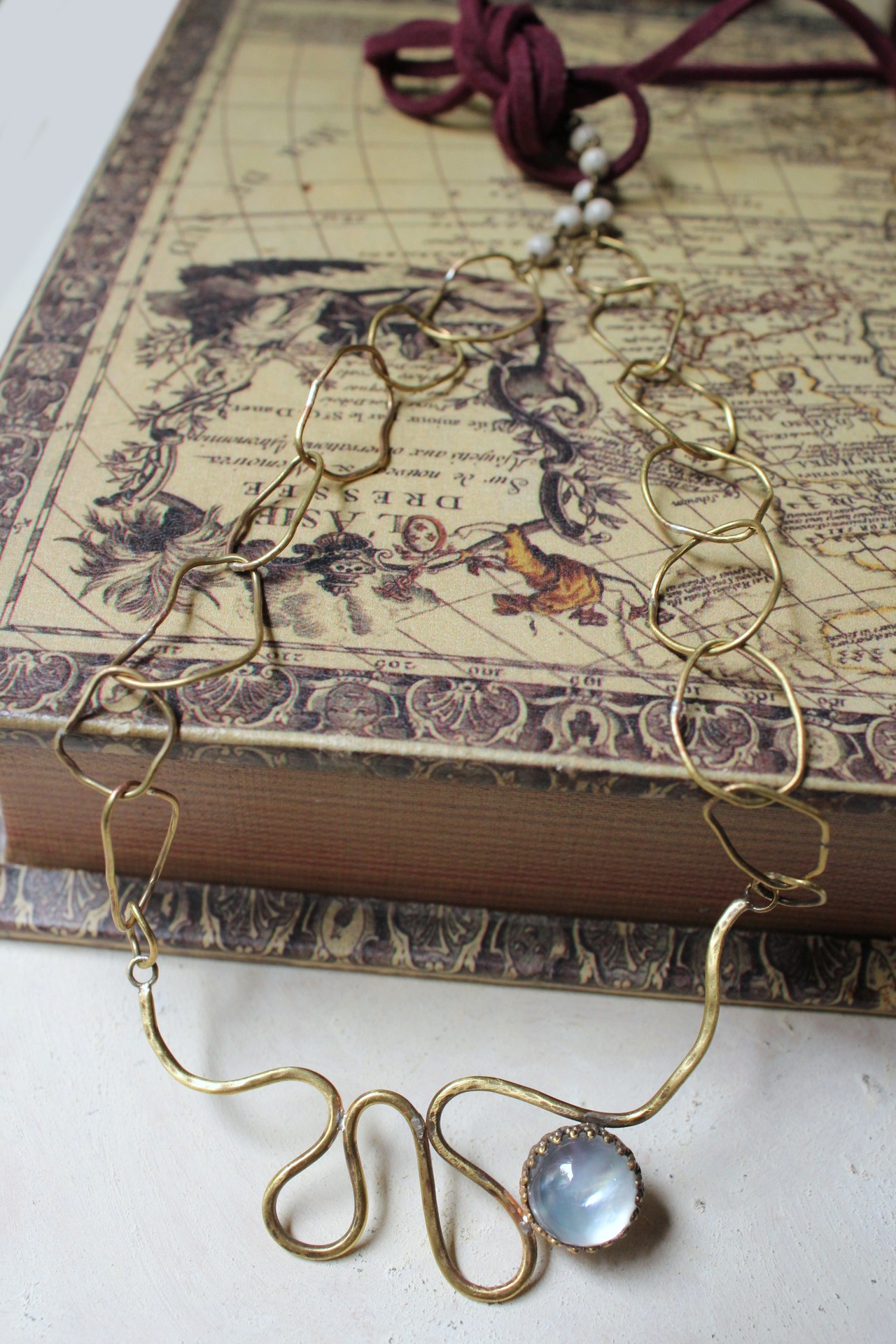 真鍮のぐねぐねネックレス　シェル/クリスタル/北投石