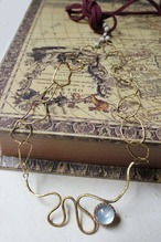 真鍮のぐねぐねネックレス　シェル/クリスタル/北投石