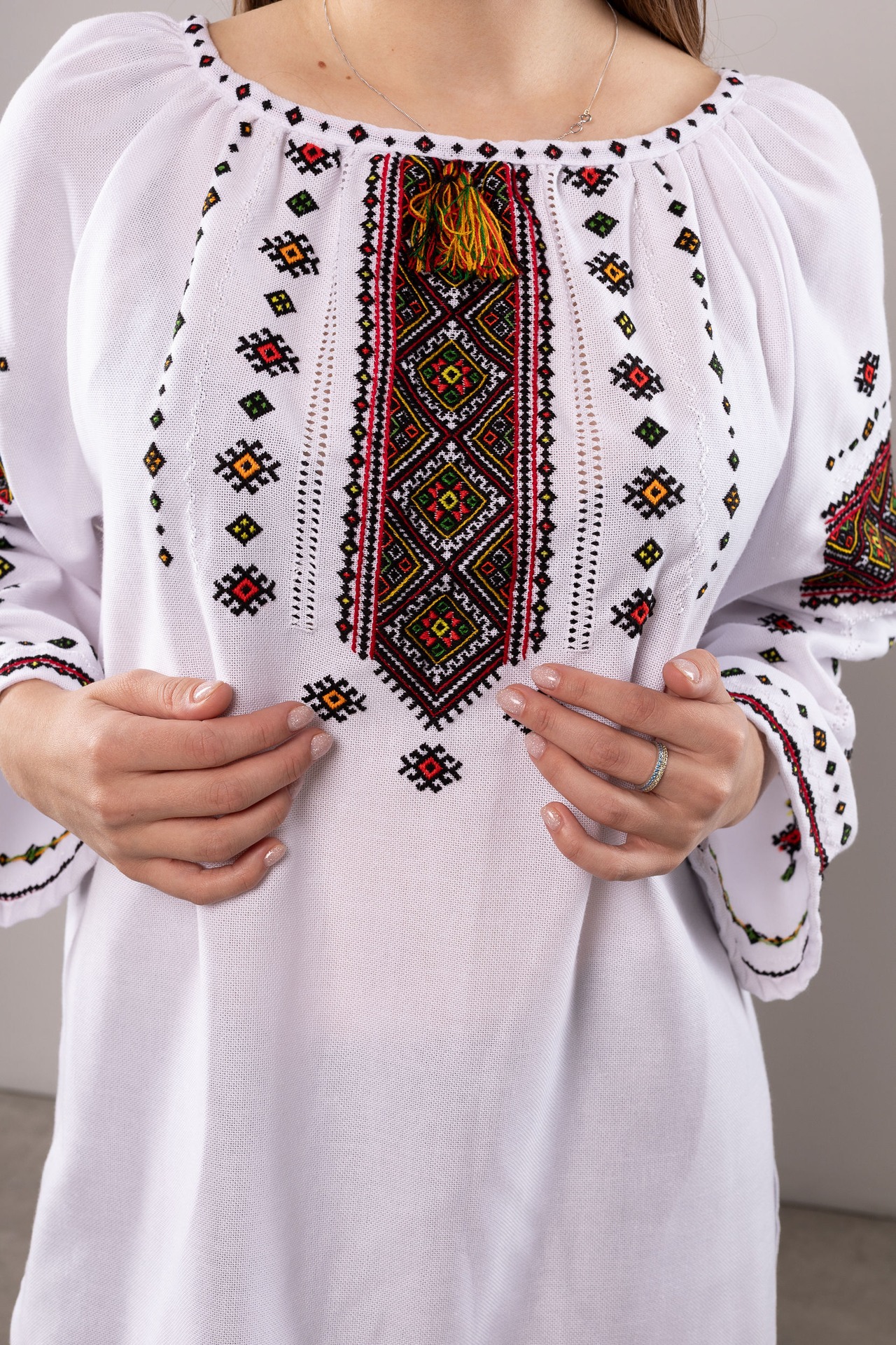 ウクライナ刺繍ヴィシヴァンカ・クラシック　手刺繍　麻　レディース・フリーサイズ - 6