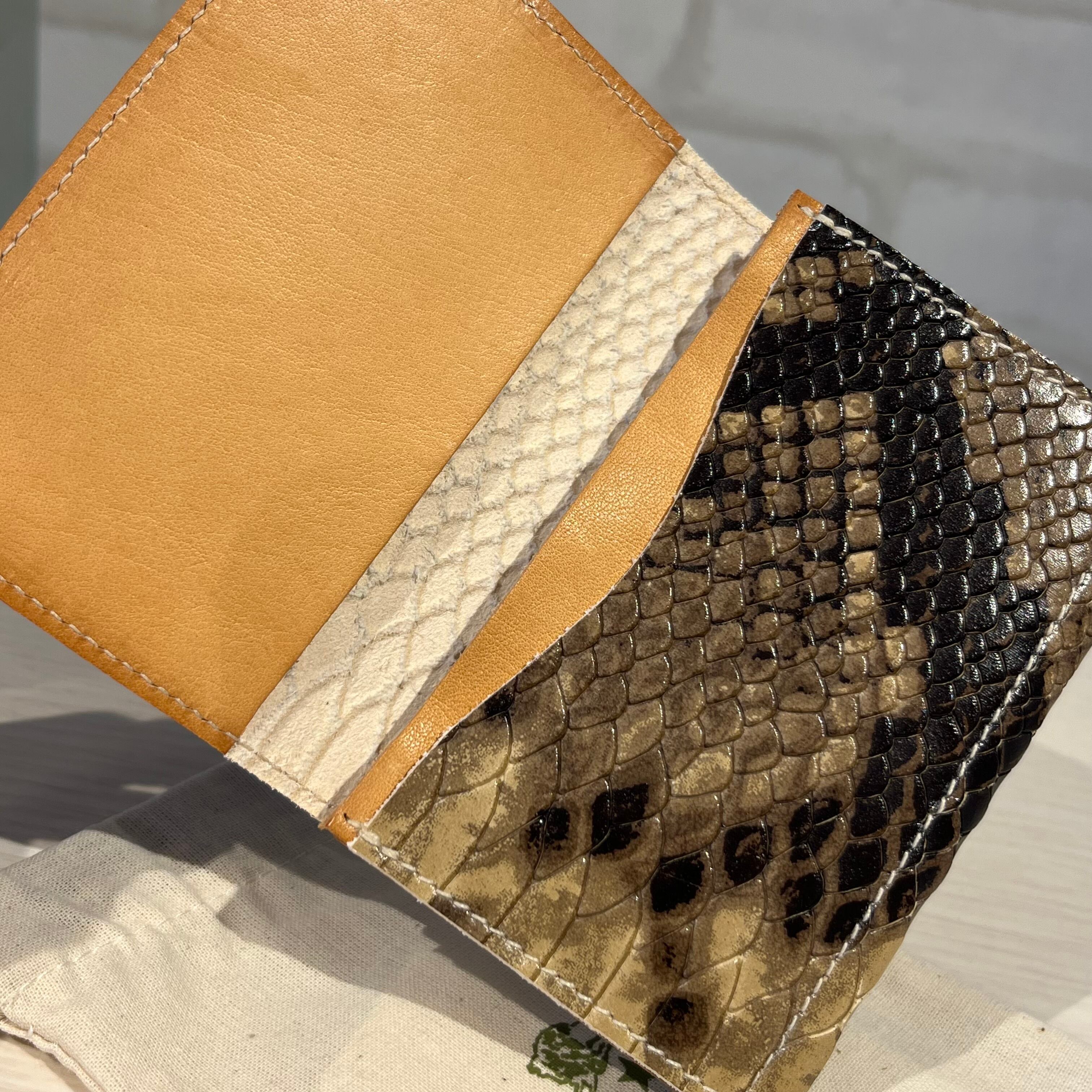 限定モデル】IL BISONTE/スネーク型押しカードケース(ブラウン