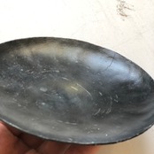 黒鉄のお皿 底台付 M 直径15cm