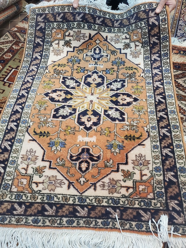 絨毯クエスト51【No.25】Heris-Ardabil ※現在、こちらの商品はイランに置いてあります。ご希望の方は先ずは在庫のご確認をお願いします。