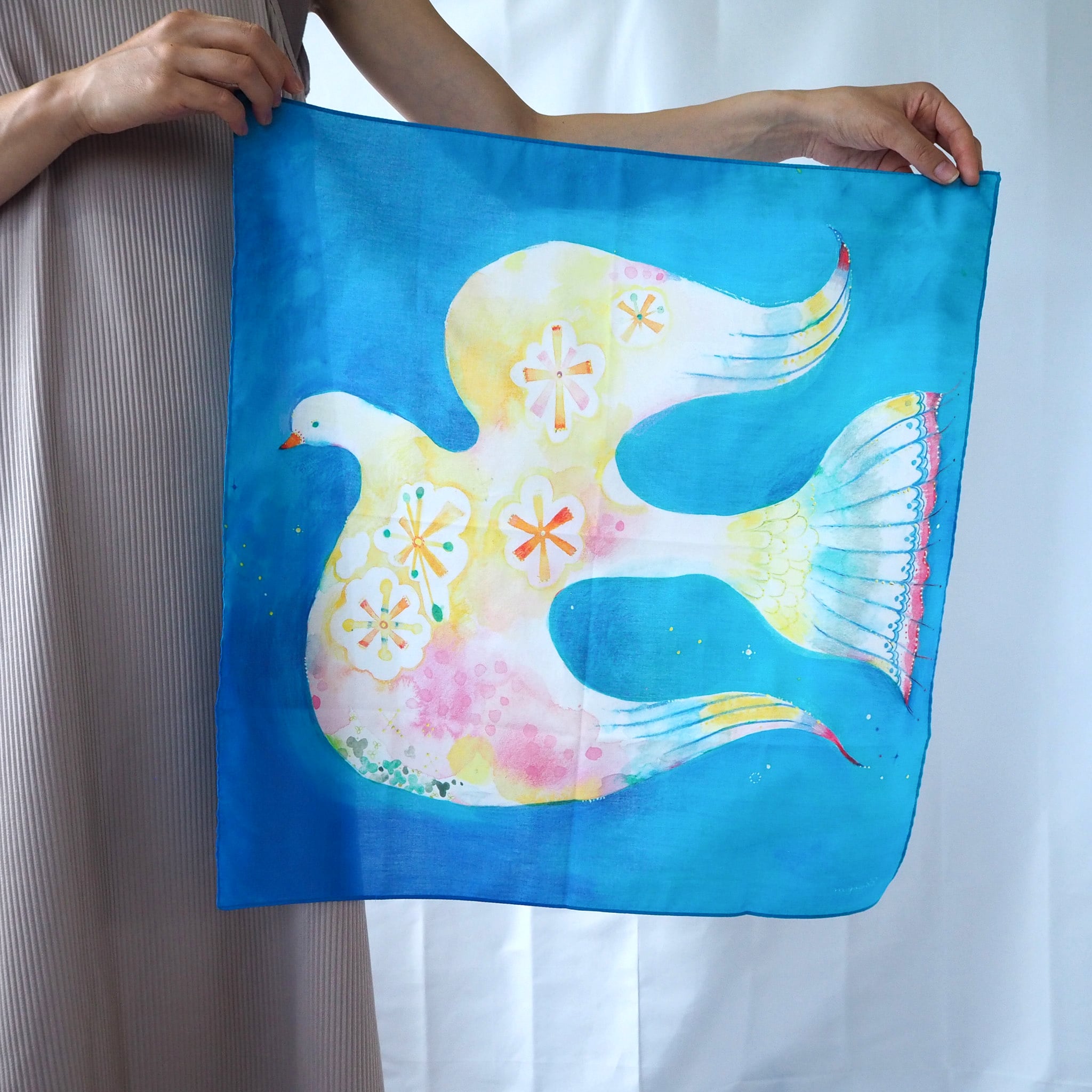 スカーフにもなる水彩画ハンカチ「青を満たす鳥」 | miyaco nishio
