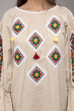 ウクライナ刺繍ヴィシヴァンカ　バルーン袖　手刺繍　麻　レディース・フリーサイズ