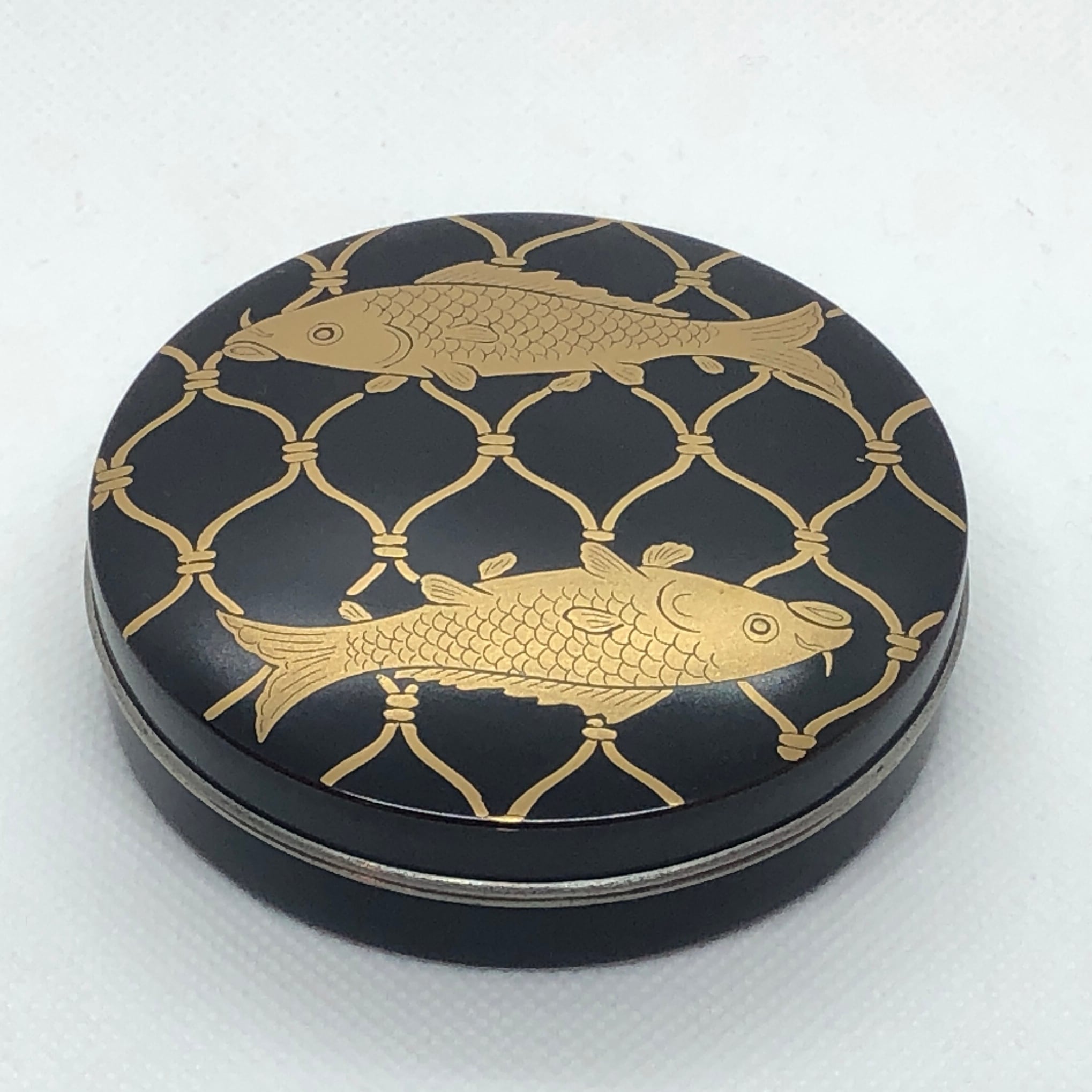 銀縁鯉蒔絵香合 | 花器茶道具専門店 いたくら 銀縁鯉蒔絵香合 | 花器茶道具専門店 いたくら