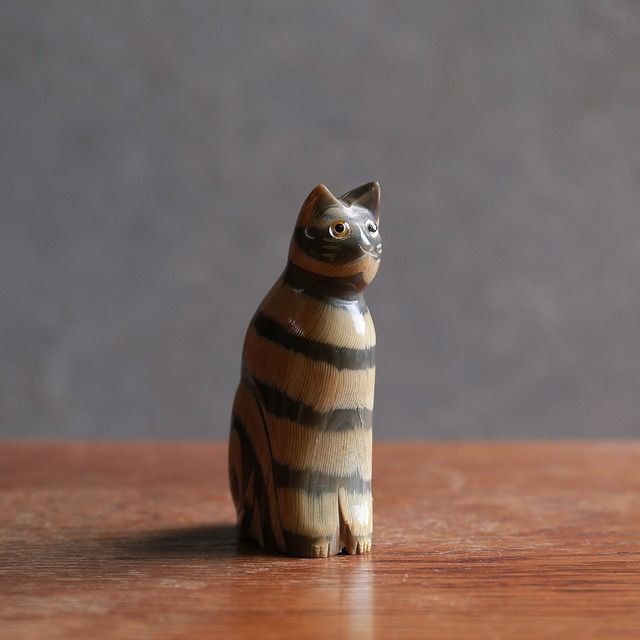 水牛の角から生まれた、艷やかなしま猫 2