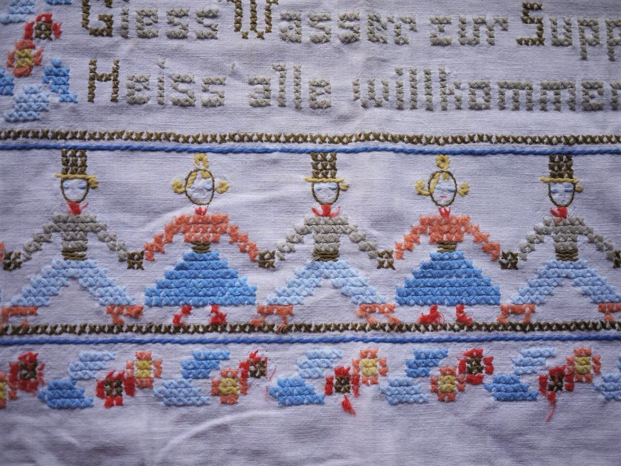 (150) ドイツ　ヴィンテージ　刺繡クロス　毛糸で刺繍された大きなクロス クロスステッチ刺繍 オーバータオルドイツ | こりすのパン屋Base店