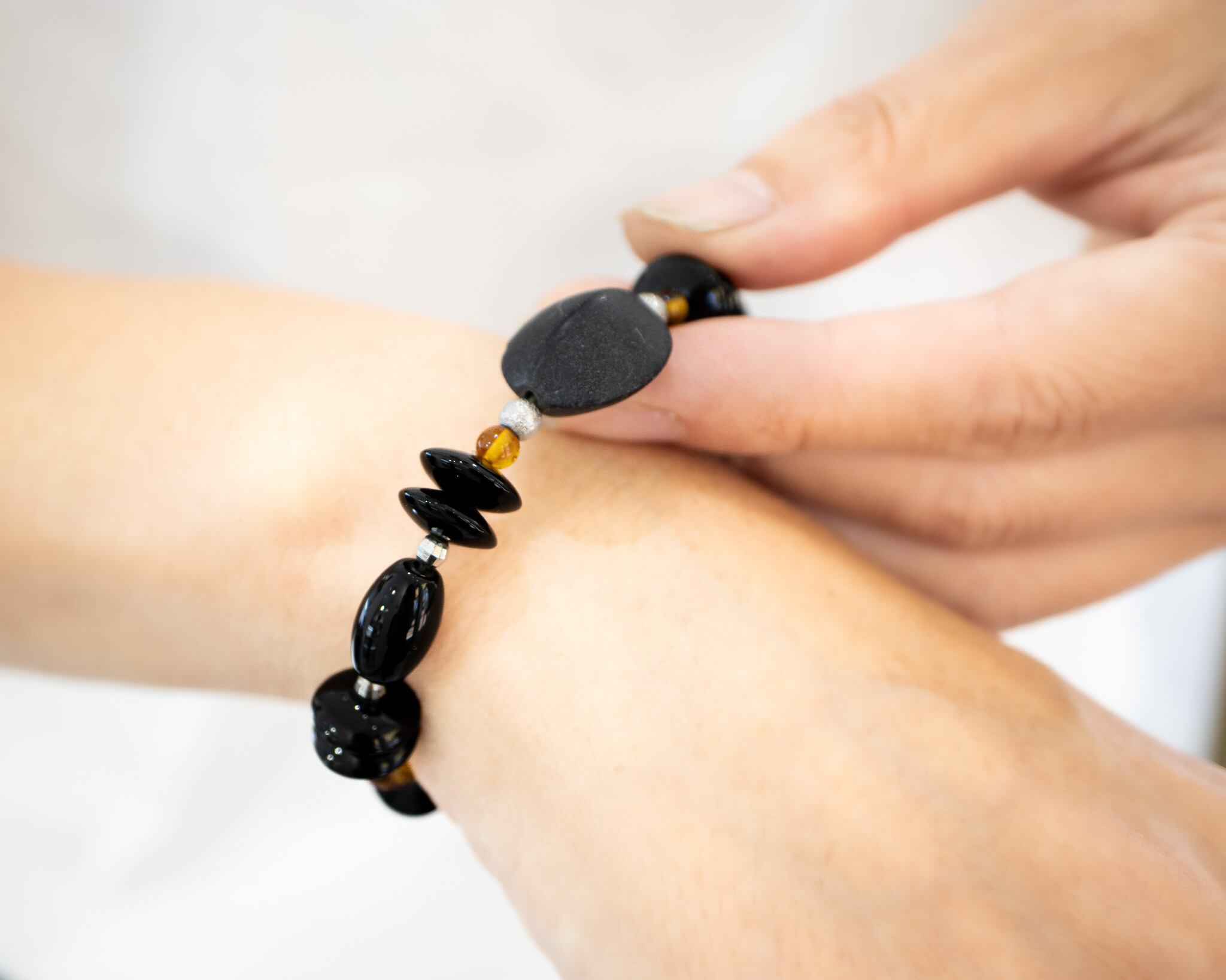 f【普段使いがしやすい琥珀ブレスレット】琥珀 オニキス 日常使い