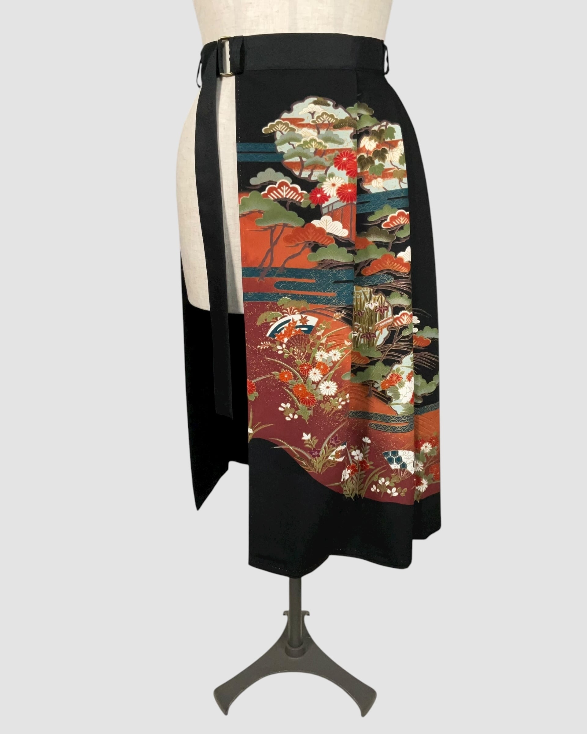 着物重ねスカート(黒留袖より制作) Kimono Overlay Skirt (Made of Kurotomesode-Kimono)