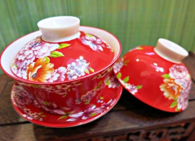 【蓋碗セット（赤花柄）】：有名な台湾鶯歌産の赤基調花柄蓋碗とカップのセット