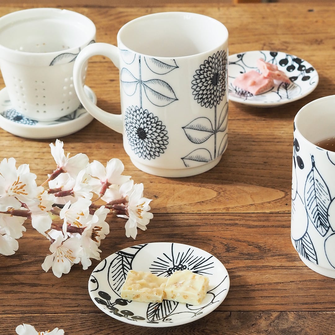 52090002 フタツキハーフマグ マグカップ 茶こし 蓋付き(日本製 おうちカフェ 食器 磁器 マグ ふた付き フタ付きカップ セット)