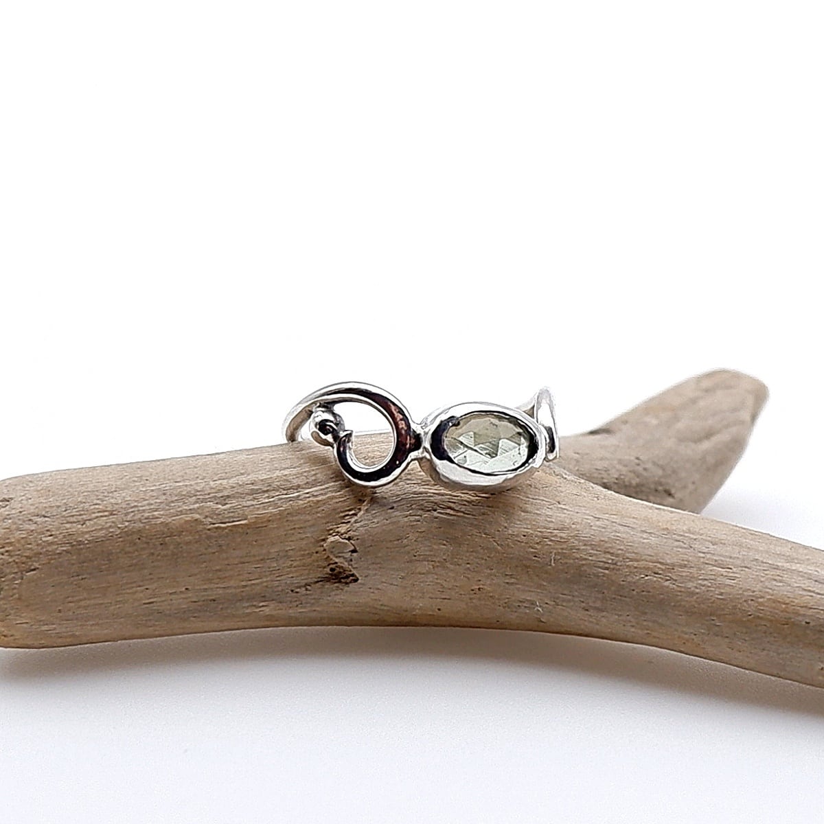 モルダバイトのピンキーリング 2号 ～宇宙のロマンを秘めた石～ 天然石