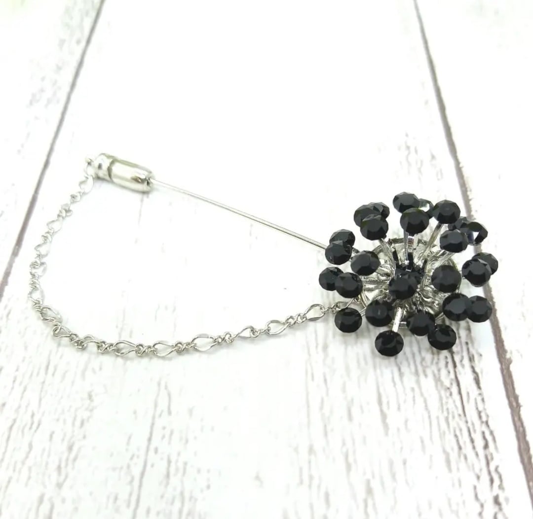 クリスタルのスタイリッシュ・ブローチ クリスタルのスタイリッシュ・ブローチ