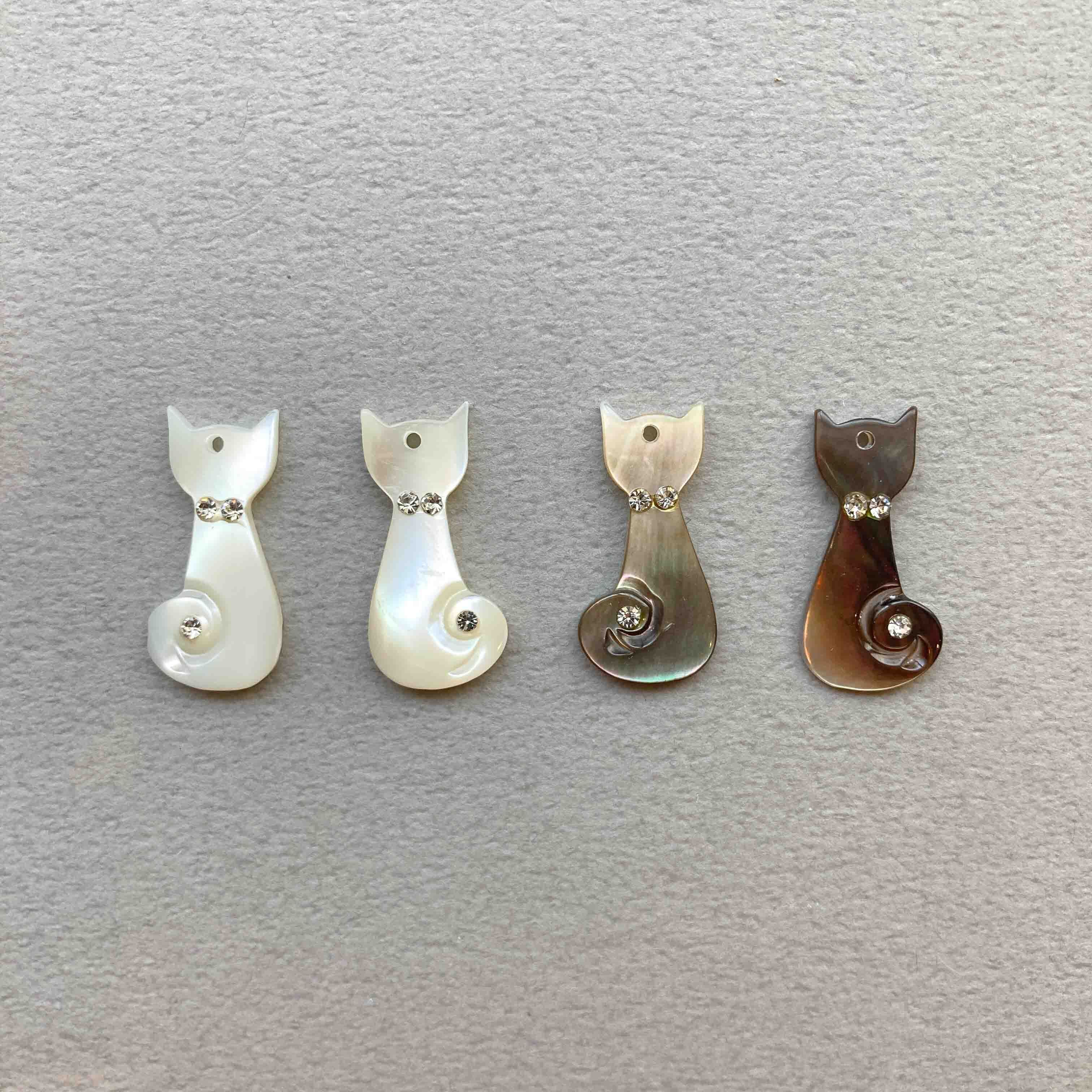 〈再入荷〉ビジュー付きお座り猫シェルチャーム(22mm)