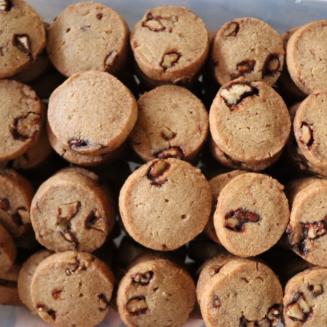 ネコと女の子の缶