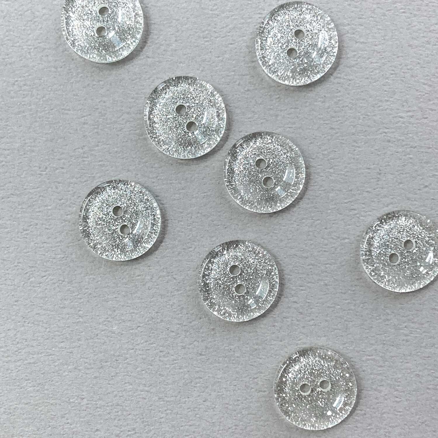 〈最終入荷〉ラメシルバーの2つ穴ボタンS(17.5mm)