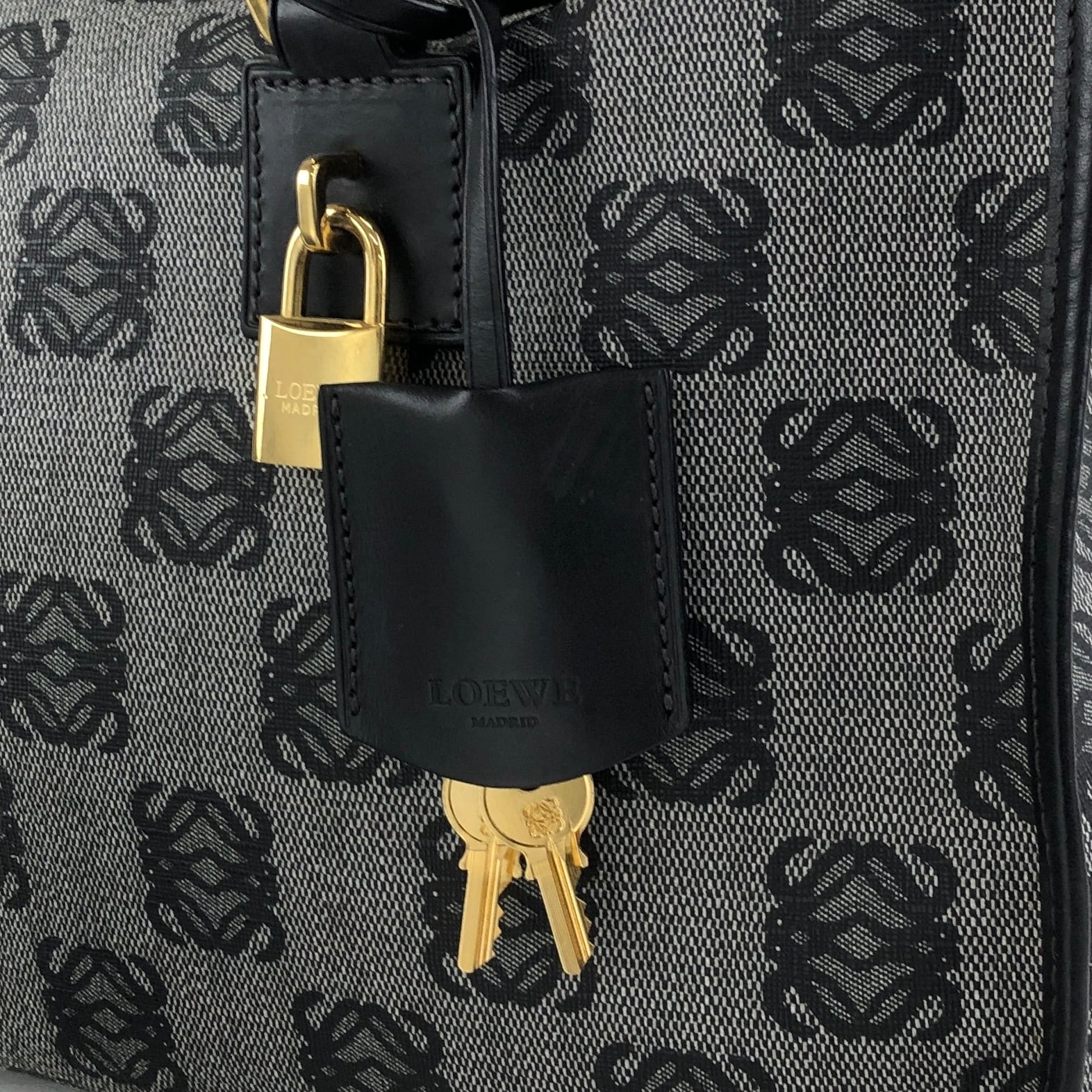 LOEWE ロエベ ハンドバッグ グレー アナグラム PVC レザー ミニ