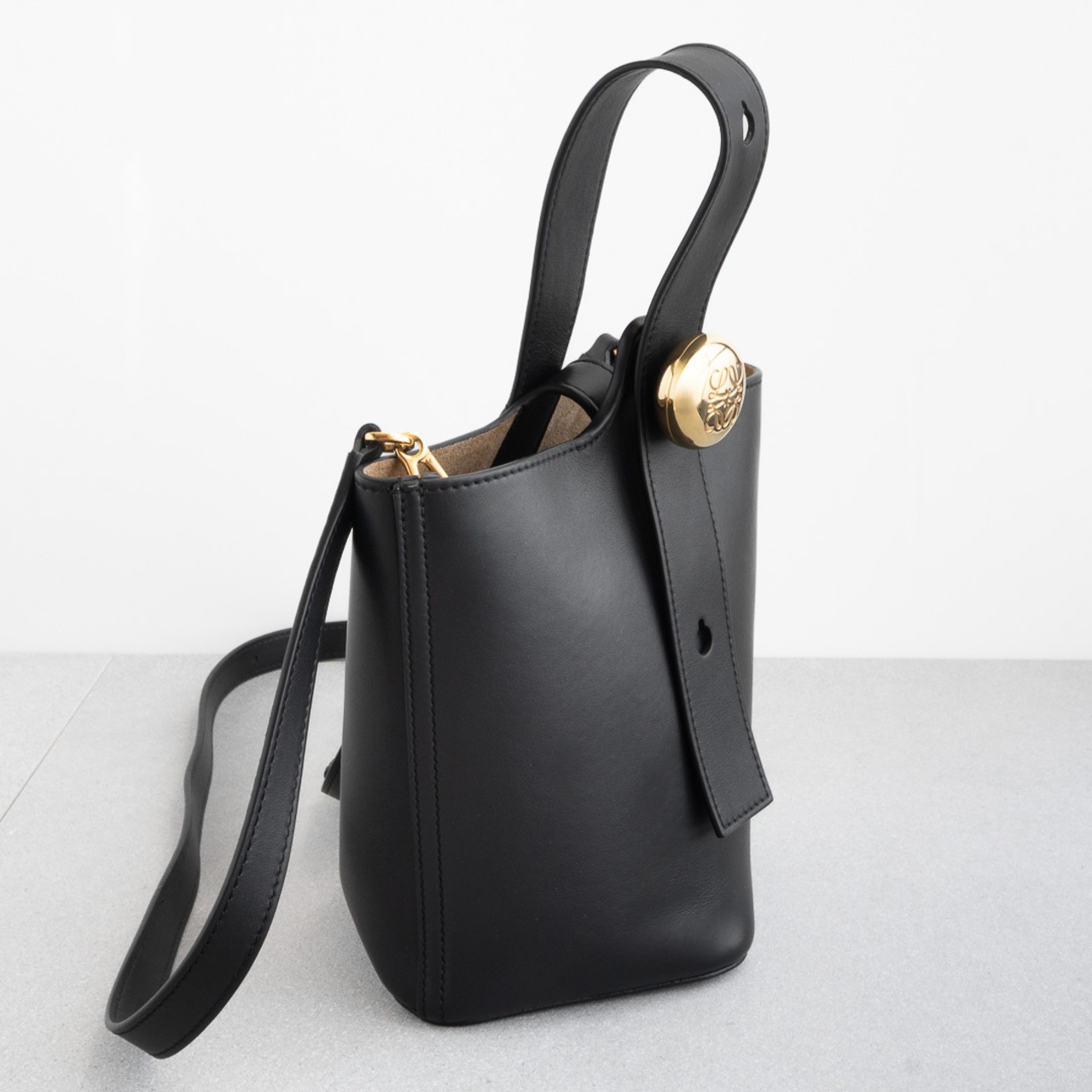 ロエベ ペブル バケットバッグ ミニ ブラック レザー