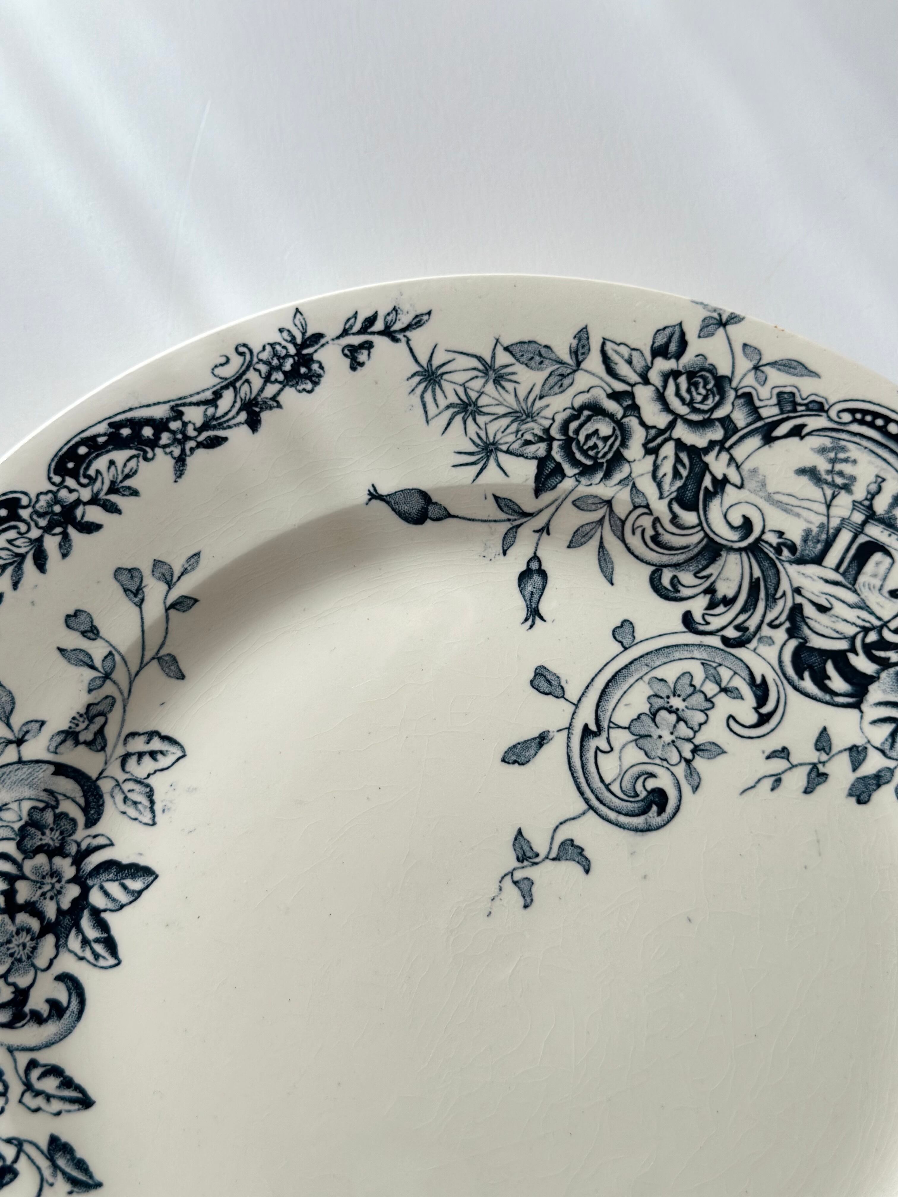 Salins サラン / “Rocaille” ロカイユ装飾のデザートプレート b