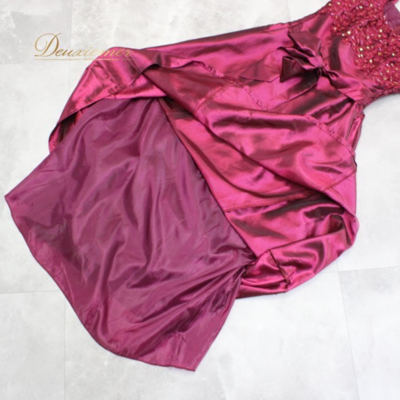 パーティドレス 社交ダンス レディース スタンダード レッド系 ドレス カラードレス 発表会 演奏会 カラオケ 二次会 ピアノ 赤 花柄 レース パープル系 ワインレッド系 光沢 サテン風 光沢感 フェミニン 袖なし ノースリーブ フレアスカート ミモレ丈 ロング丈 大人可愛い 華やか 上品 エレガント レース花柄 刺繍風レース ウエストリボン 蝶結び ベルト付き きれいめ 結婚式 コンサート 舞台衣装 衣装用 フォーマル レディース 伸縮性 シャーリング 体型カバー カラオケ衣装 発表会ドレス