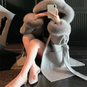 【送料無料】 トレンチコート チェスターコート ショート 長袖 Vネック リボン ベルト グレー 大人カラー モノトーン 厚手生地 ふわふわ ファー 防寒 暖かい かわいい 大人可愛い 綺麗 シンプル カジュアル 大人 上品 おしゃれ お洒落 大人女子 こなれ感 エレガント コンサバ 定番アイテム 体型カバー フェミニン 無地 冬 二次会 女性 レディース ママ 30代 40代 通勤 デート お出かけ 女子会 お呼ばれ お茶会 授業参観 休日 アウトドア 着回し 普段使い ファッション 着痩せ 垢抜け