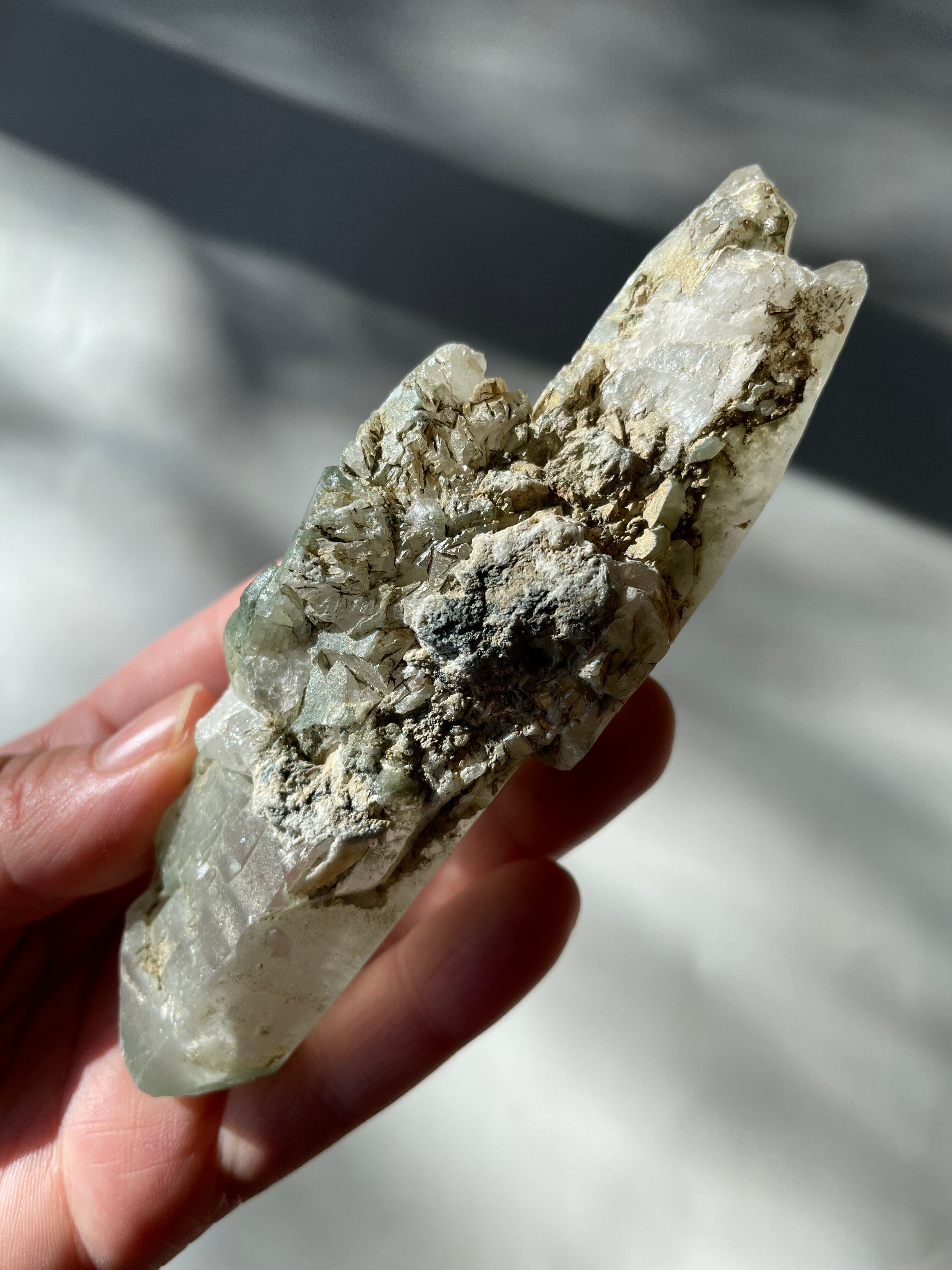 パキスタン　ギルギット　スカルドゥ産　ヒマラヤ水晶　DT 曲がり水晶　タントリックツイン　虹