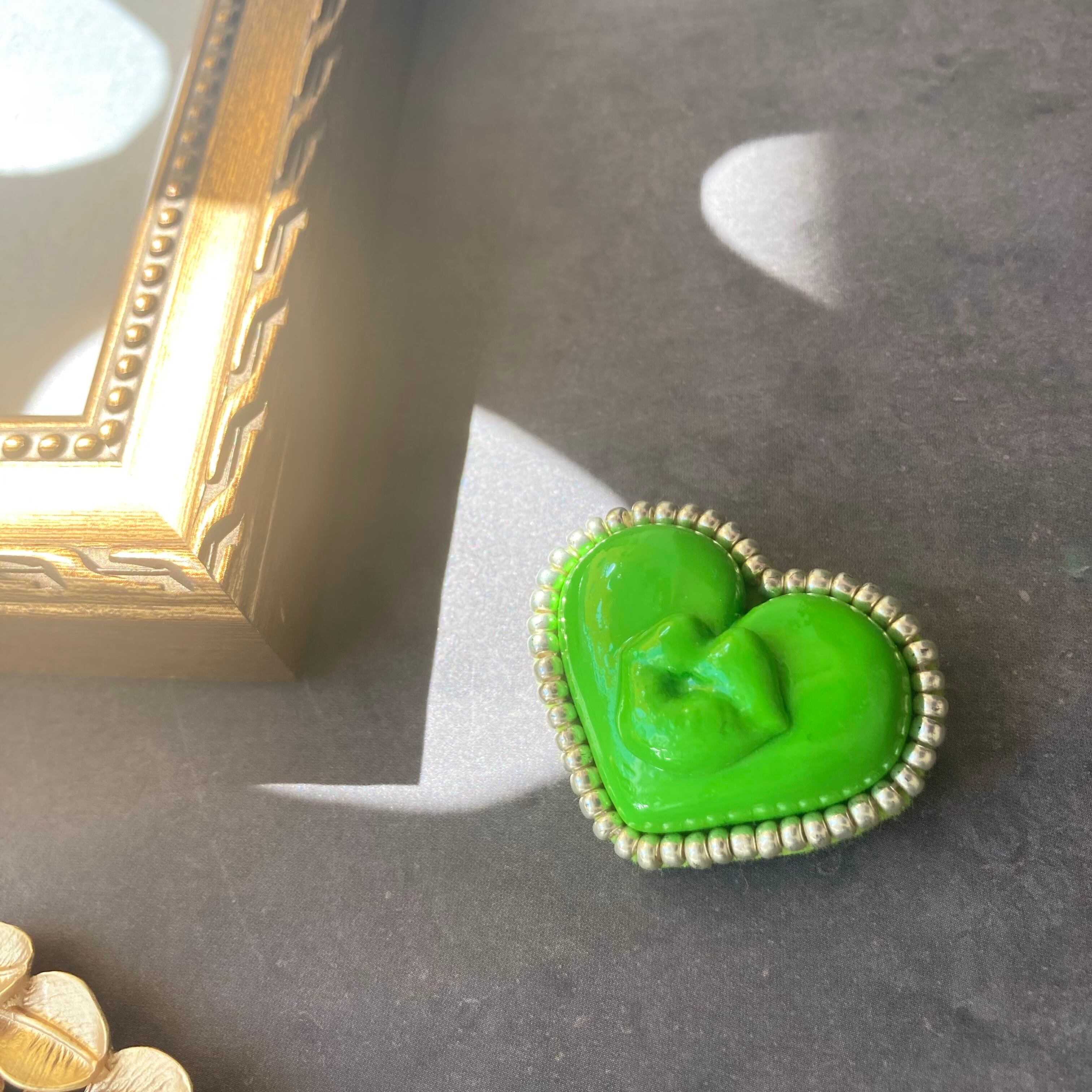 イエローグリーンのクチビル子・大きいサイズのブローチ